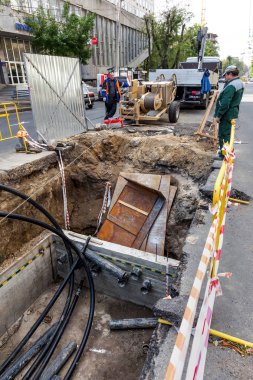 Odessa, Ukrayna-Ekim 18,2015: Modern teknolojileri bina. Yükleme noktası'nın altında otoyol delme tarafından plastik boru. Kablo ve boru çekme yeraltı Stroebe delinmiştir. Modern karmaşık plastik boru döşeme