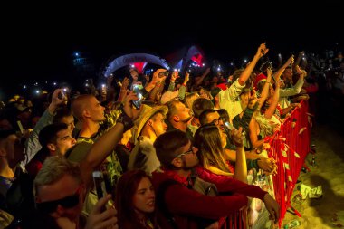 Odessa, Ukrayna-25 Ağustos 2017: büyük kalabalık, gün boyunca rock konseri sırasında müzik hayranları göster. Seyirci kum Beach müzik ve spor Z-Oyunlar Festivali sırasında