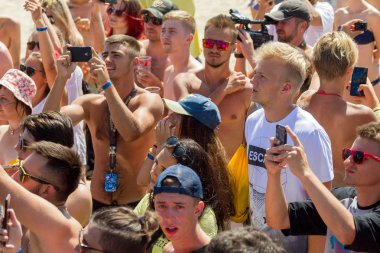 Odessa, Ukrayna -25 Ağustos 2017: büyük kalabalık, müzik sırasında rock konserinde hayranlarını gün boyunca. Seyirci kum Beach müzik ve spor festivali Z-Oyunlar sırasında