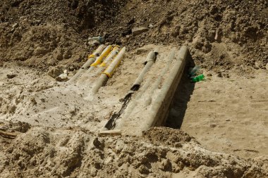 Odessa, Ukrayna - 25 Nisan 2017: Metro siperlerine komün için. İnşaat işçileri döşeme ve Metro araçları veya hizmet borular inşaat sitede yükleme için siperler kazmak.