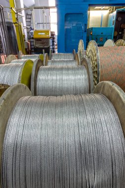 Güç elektrik kablo ve fiber optik üreten bir modern bitki içinde parçası. İç modern üretim hattı. Konteyner kablo makaraları nakliye ve tüketici satışı mallarına bitmiş
