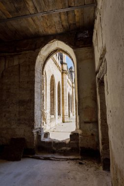 Mistik iç cephe terkedilmiş kalıntıları harap antik kale, binanın konak. Eski duvarlar, çöp ve çamur ile koridor mahvetti. Vandallar tarafından tahrip antik tarihi bina kalıntıları