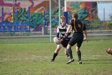 Odessa, Ukrayna - 29 Eylül 2018: Final Oyunları Şampiyonası Ukrayna'nın en güçlü takımları Rugby-7. Rugby topu alan üzerinde. Rugby topu için ağır mücadele sahip. Takım sporcular oyuncular sahada