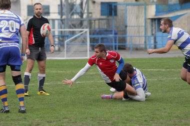 Odessa, Ukrayna - 29 Eylül 2018: Final Oyunları Şampiyonası Ukrayna'nın en güçlü takımları Rugby-7. Rugby topu alan üzerinde. Rugby topu için ağır mücadele sahip. Takım sporcular oyuncular sahada
