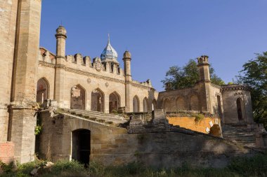 Mistik iç cephe terkedilmiş kalıntıları harap antik kale, binanın konak. Eski duvarlar, çöp ve çamur ile koridor mahvetti. Vandallar tarafından tahrip antik tarihi bina kalıntıları