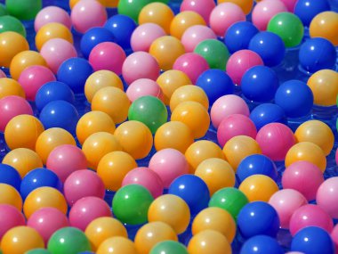 Modern mavi su havuzu kayan çok renkli plastik toplar tanıtımı tatil sezonu açılış ile