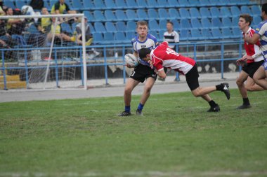 Odessa, Ukrayna - 29 Eylül 2018: Final Oyunları Şampiyonası Ukrayna'nın en güçlü takımları Rugby-7. Rugby topu alan üzerinde. Rugby topu için ağır mücadele sahip. Takım sporcular oyuncular sahada