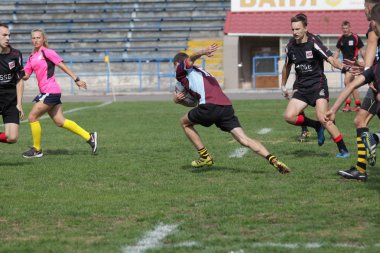 Odessa, Ukrayna - 29 Eylül 2018: Final Oyunları Şampiyonası Ukrayna'nın en güçlü takımları Rugby-7. Rugby topu alan üzerinde. Rugby topu için ağır mücadele sahip. Takım sporcular oyuncular sahada