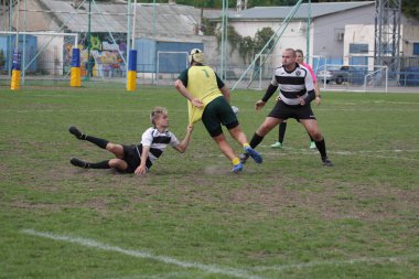 Odessa, Ukrayna - 29 Eylül 2018: Final Oyunları Şampiyonası Ukrayna'nın en güçlü takımları Rugby-7. Rugby topu alan üzerinde. Rugby topu için ağır mücadele sahip. Takım sporcular oyuncular sahada