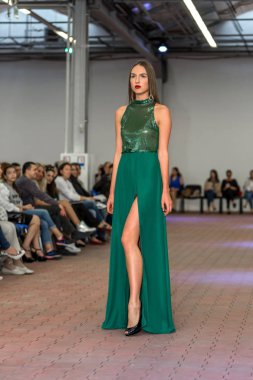 Odessa, Ukrayna - 3 Ekim 2015: Bir model bir kadın defile moda hafta Crf Odesa'da kalma sırasında pist yürür. Yeni koleksiyon Sonbahar - 2015 Abiye ve ulusal vatansever motifler. Genç kadın ve kadın