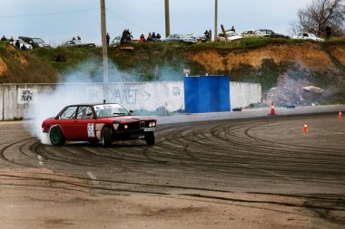 Odessa, Ukrayna -23 Nisan 2017: Combat drifters yerel sürüklenen yarışmalar. Gösteri yasadışı bir platform üzerinde sürüklenen. Binici profesyonel olarak otomatik yarışmalarda driftig yeterlilik yarışta parça geçmek