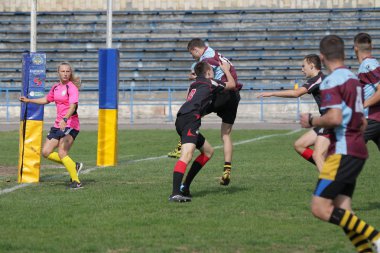 Odessa, Ukrayna - 29 Eylül 2018: Final Oyunları Şampiyonası Ukrayna'nın en güçlü takımları Rugby-7. Rugby topu alan üzerinde. Rugby topu için ağır mücadele sahip. Takım sporcular oyuncular sahada