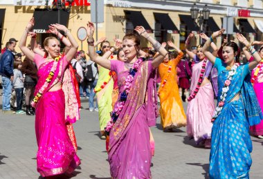 Odessa, Ukrayna - 1 Nisan: hare krishna ile karnaval revelers vaishnava dini festival boyunca sokakta dans adanmışlar yutmak Nisan, 2013 odessa, Ukrayna 