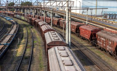 Odessa, Ukrayna - 6 Ekim 2015: terminal şube demiryolu yük treni. Demiryolu taşımacılığı. Yük. Taşıyan ahşap, ahşap, Kurşun külçeler, bir treni metal kütük. Bir tren hareket