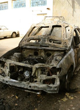 Yanmış araba. Araba Park yerinde ateşe. Haydut savaşları, yangın makine imha sonra molotof kokteyli. Deforme olmuş yangın makine. Araba kazası sonuçları. Kundaklama tarafından zarar görmüş
