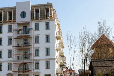 Yeni çoklu daire yüksek katlı apartman cephe. Yeni modern Multi apartman konut kompleksleri çok katlı blok konut condominiums birinde tipik bakış inşası
