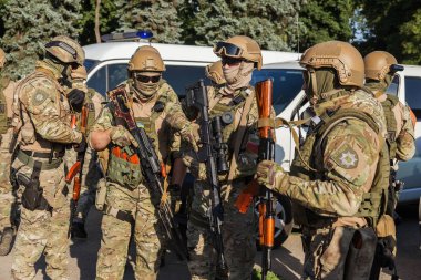 Odessa, Ukrayna - 1 Ağustos 2018: özel kuvvetler Ukraynalı polis özel silahlar ile tam savaş formunda saflarında. Urkainain özel kuvvetler çevik mukabele polis, Anti-terör asker