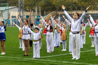 Odessa, Ukrayna - 21 Ekim 2017: Sahne alanı'nda çocuk. Genç çocuk topluluğu Stadyumu yeşil çimenlerin üzerinde Ulusal kostüm dans dans. Stadyumda dans çocuk