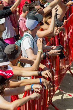 Odessa, Ukrayna -25 Ağustos 2017: büyük kalabalık, müzik sırasında rock konserinde hayranlarını gün boyunca. Seyirci kum Beach müzik ve spor festivali Z-Oyunlar sırasında