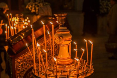 Odessa, Ukrayna sirk 2018: Ortodoks kilisede mumlar yanan. Bir Hıristiyan Kilisesi İsa'nın çarmıha germe önce insanlar ışık mumlar