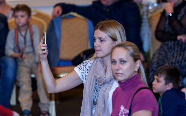 Odessa, Ukrayna - 25 Ekim 2015: fotoğraf tablette performans sporcular nda sorenovaniyah jimnastik çekmek genç bir kadın. Kavramsal. Seçici odak