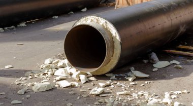 Odessa, Ukrayna - 2017 yaklaşık: Onarım şehir su kaynaklarının. Eski paslı metal borular plastik borular üzerinde değiştirme. Yeni modern teknolojiler kentsel mühendislik ağlar. Şehir su boru hattı