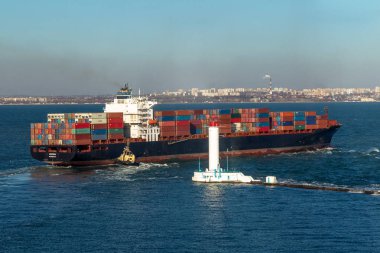 Odessa, Ukrayna - Kasım 24: deniz kargo gemisi liman liman dışında gelen konteyner Ukrayna sanayi mallarının nakliye ile yüklü. Vorontsov deniz feneri, 24 Kasım 2011 Odessa, Ukrayna