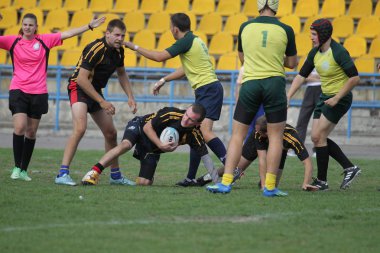 Odessa, Ukrayna - 29 Eylül 2018: Final Oyunları Şampiyonası Ukrayna'nın en güçlü takımları Rugby-7. Rugby topu alan üzerinde. Rugby topu için ağır mücadele sahip. Takım sporcular oyuncular sahada