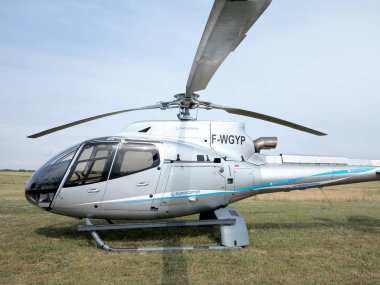 Odessa, Ukrayna - 4 Haziran 2013: Bulutlu bir günde yaz özel test ışık modern sivil helikopter iş sınıfı küçük bir özel Havaalanı sunumu