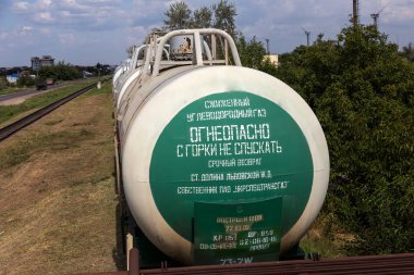 Odessa, Ukrayna 1 Eylül 2017: Çıkmaz doğrultusunda kargo terminal bekleyen Yük demiryolu tren demiryolu tankları ile altındadır. Petrol ürünleri ve diğer eşyaları İstasyonu için demiryolu tank arabalar