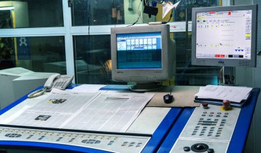 İşlem yazdırma dolaşım haber gazetesinin çalışma. İşlemde çalışan gazete ile konveyör bant. Basılı ürünler yazdırırken modern baskı donanımları çalışmalarını