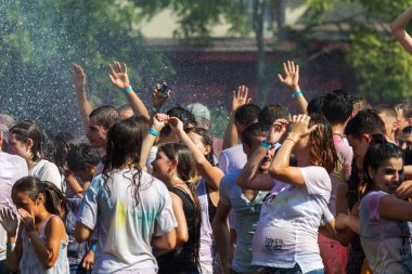 Odessa, Ukrayna - 5 Ağustos 2017: Gençler, bayanlar baylar bayram tatili sırasında birbirlerine renkli toz atma eğleniyorlar. Erkek ve kız ıslak giysileri içinde iyi eğlenceler. Islak parti