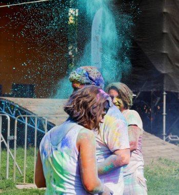 Odessa, Ukrayna - 5 Ağustos 2017: Gençler, bayanlar baylar bayram tatil sırasında renkli toz içine atma iyi eğlenceler. Festivali renkli boya. renkler aşk festival. Renk fest