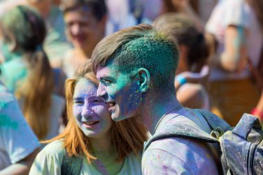 Odessa, Ukrayna - 5 Ağustos 2017: Gençler, bayanlar baylar bayram tatil sırasında renkli toz içine atma iyi eğlenceler. Festivali renkli boya. renkler aşk festival. Renk fest