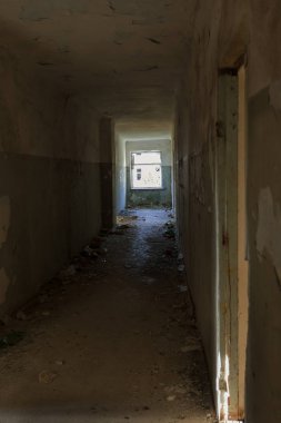 Terk edilmiş bir harabe binada bir antik 18. yy binası mistik iç, kalıntıları. Eski duvarlar, çöp ve çamur ile koridor mahvetti. Kalıp, alçı dekorasyon, kısma yok