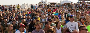 Odessa, Ukrayna -25 Ağustos 2017: büyük kalabalık, müzik sırasında rock konserinde hayranlarını gün boyunca. Seyirci kum Beach müzik ve spor festivali Z-Oyunlar sırasında