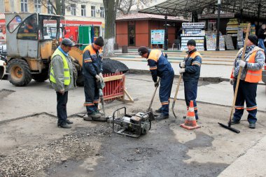 Odessa - 3 Nisan: işçi tamir yol asfalt yol yok kış frosts sonra kentsel planlama onarım programı kapsamında oluşan bir ekip. 3 Nisan 2014 Odessa, Ukrayna