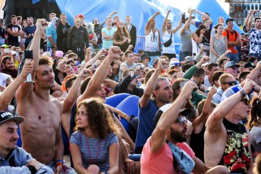 Odessa, Ukrayna -25 Ağustos 2017: büyük kalabalık, müzik sırasında rock konserinde hayranlarını gün boyunca. Seyirci kum Beach müzik ve spor festivali Z-Oyunlar sırasında