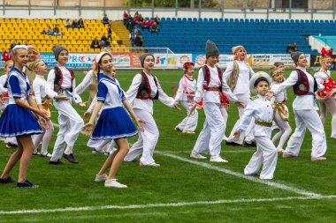 Odessa, Ukrayna - 21 Ekim 2017: Sahne alanı'nda çocuk. Genç çocuk topluluğu Stadyumu yeşil çimenlerin üzerinde Ulusal kostüm dans dans. Stadyumda dans çocuk