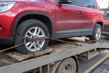 Odessa, Ukrayna - 10 Şubat 2018: Trafik polis memuru çekici üzerinde çekili arabayı al. Araba çekici platformu üzerine çekicinin yüklenir. Acil bir forklifti üzerinde bir araba çekme