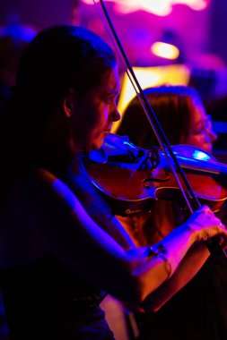 Odessa, Ukrayna 14 Ağustos 2018: Müzikal gösteri, çeşitli Senfoni Orkestrası Odessa Ulusal Opera ve Bale Tiyatrosu sahnesinde. Orkestra Enstrümanları müzisyenler sahne tiyatro sahne,