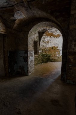 Bir yeraltı şarap mahzeni tünelde terk edilmiş bir. Yeraltı mezarlığı girişi. Zindan eski kalesine. Koyu evreleme için yaratıcı arka plan olarak. Antik zindan mistik iç