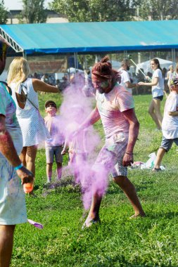 Odessa, Ukrayna - 5 Ağustos 2017: Gençler, bayanlar baylar bayram tatil sırasında renkli toz içine atma iyi eğlenceler. Festivali renkli boya. renkler aşk festival. Renk fest