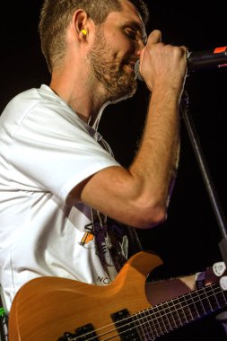 Odessa, Ukrayna-Ağustos 24,2017: popüler Rus rapçi, sahne alanı'ndaki popüler plaj spor ve müzik festivali Z-oyunları rock müzisyeni Noize Mc büyük rock konseri. Rap müzisyen Noize Mc. seçin focu