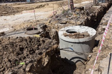 Odessa, Ukrayna - 25 Nisan 2017: Metro siperlerine komün için. İnşaat işçileri döşeme ve Metro araçları veya hizmet borular inşaat sitede yükleme için siperler kazmak.