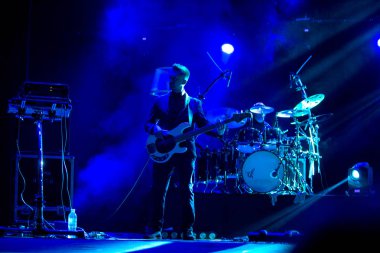 Odessa, Ukrayna - 20 Haziran 2014: bir konser yaratıcı ışık ve müzik sırasında klübünde gösterir. sahne alanı üzerinde bir kulüp partisi duman. Şarkıcı Tina Karol Ukrayna ve onun Caz Orkestrası