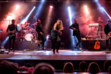 Odessa, Ukrayna - 20 Haziran 2014: bir konser yaratıcı ışık ve müzik sırasında klübünde gösterir. sahne alanı üzerinde bir kulüp partisi duman. Şarkıcı Tina Karol Ukrayna ve onun Caz Orkestrası