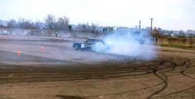 Odessa, Ukrayna -23 Nisan 2017: Combat drifters yerel sürüklenen yarışmalar. Gösteri yasadışı bir platform üzerinde sürüklenen. Binici profesyonel olarak otomatik yarışmalarda driftig yeterlilik yarışta parça geçmek