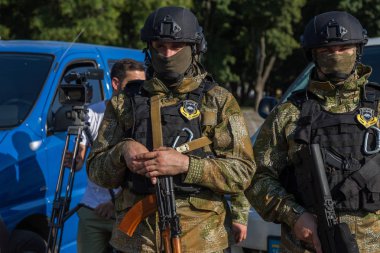 Odessa, Ukrayna - 1 Ağustos 2018: özel kuvvetler Ukraynalı polis özel silahlar ile tam savaş formunda saflarında. Urkainain özel kuvvetler çevik mukabele polis, Anti-terör asker