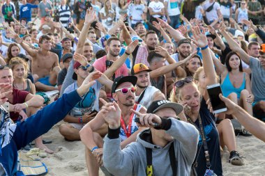 Odessa, Ukrayna -25 Ağustos 2017: büyük kalabalık, müzik sırasında rock konserinde hayranlarını gün boyunca. Seyirci kum Beach müzik ve spor festivali Z-Oyunlar sırasında